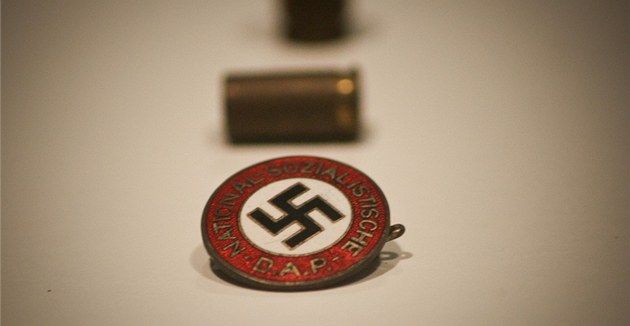 obrázek: V Domažlicích u bazénu někdo namaloval hákový kříž