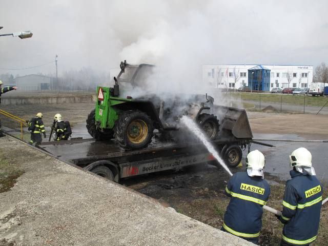 obrázek: V Dýšině shořel nakladač na podvalníku 