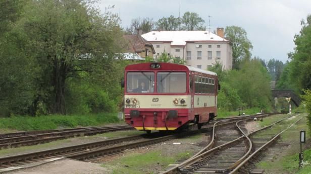 V Kotouni na přejezdu se srazilo auto s motorákem, dva zranění  