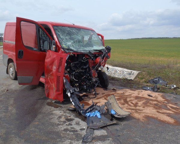 obrázek: V Kunějovicích vážně bourala dodávka s kamionem