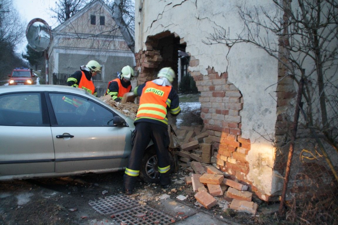 obrázek: V Lipně prorazilo auto zeď, hrozí zřícení budovy