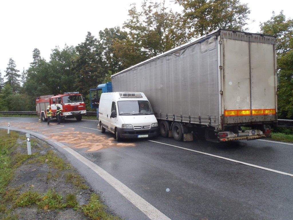obrázek: V Plasích boural kamion a dodávka, vytekly kapaliny 