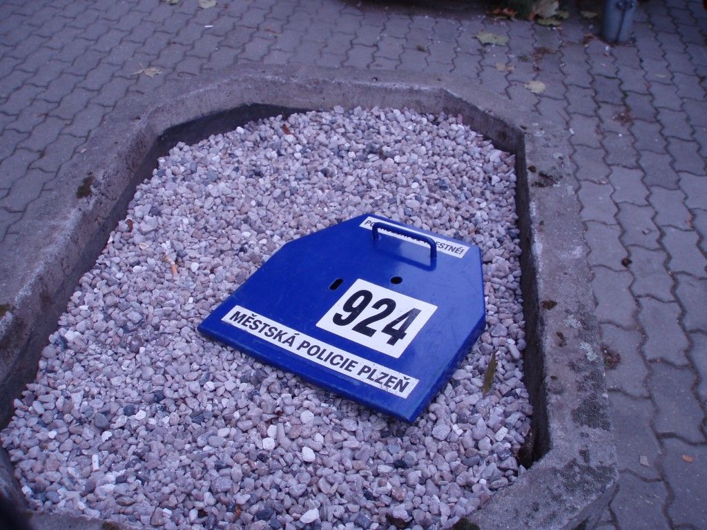 obrázek: V Plzni se snažil sundat botičku, nestihl to