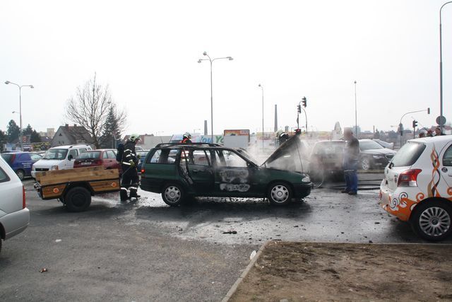 obrázek: V Plzni shořelo osobní auto, oheň poničil další tři 