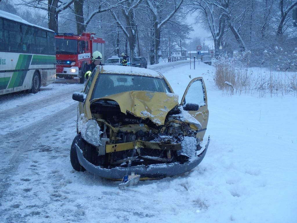 obrázek: V pondělí v kraji boural autobus i cisterna s mlékem