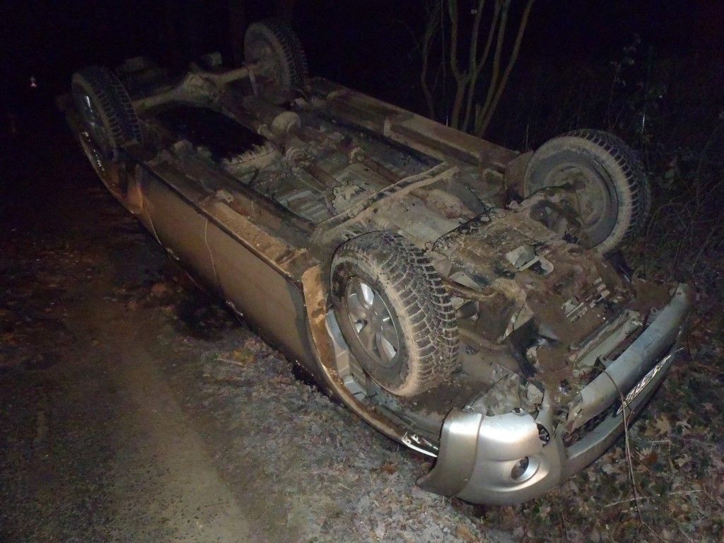 obrázek: V Rokycanech otočil auto na střechu, vyvázl bez zranění