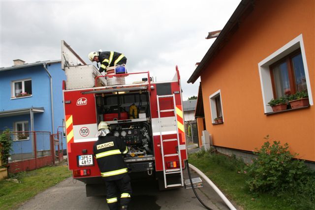 obrázek: V Tlumačově shořelo podkroví rodinného domku