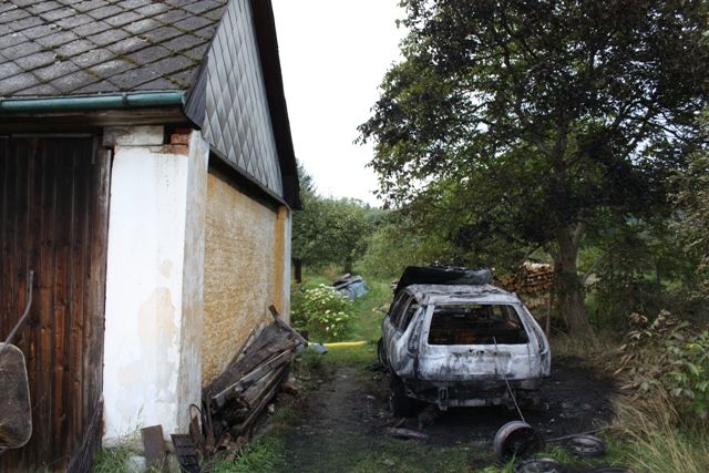 obrázek: Ve Strašicích žhář zapálil zaparkované auto, škoda 300 tisíc
