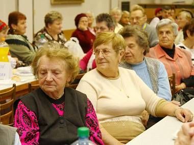 obrázek: Vyřazený nábytek obvodního úřadu pomohl seniorům 