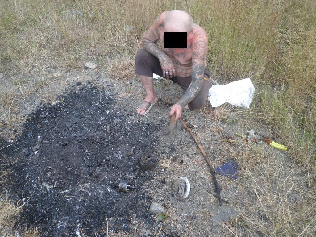 obrázek: Za garážemi na Slovanech pálil odpad, kabely chtěl prodat 