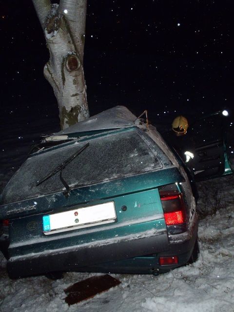 obrázek: Za Holoubkovem boural citroen, omotal se kolem břízy