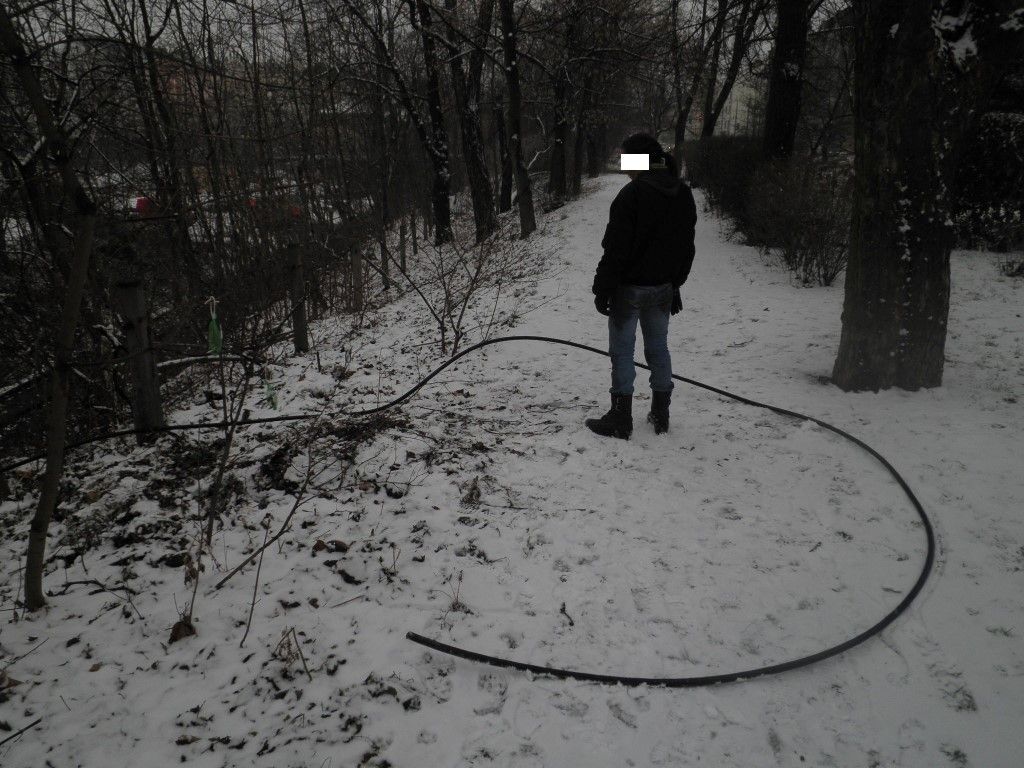 obrázek: Zlodějka na Borech za sebou táhla dvacetimetrový kabel 