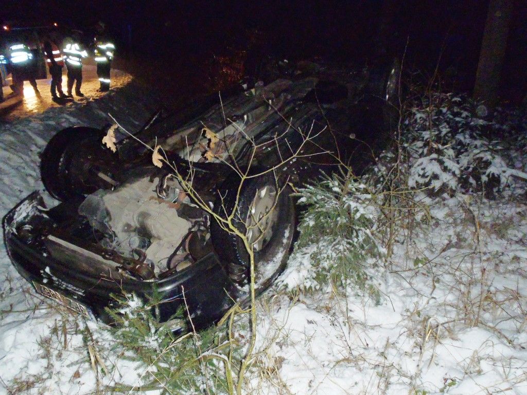 obrázek: Auto skončilo u Bušovic v příkopu na střeše