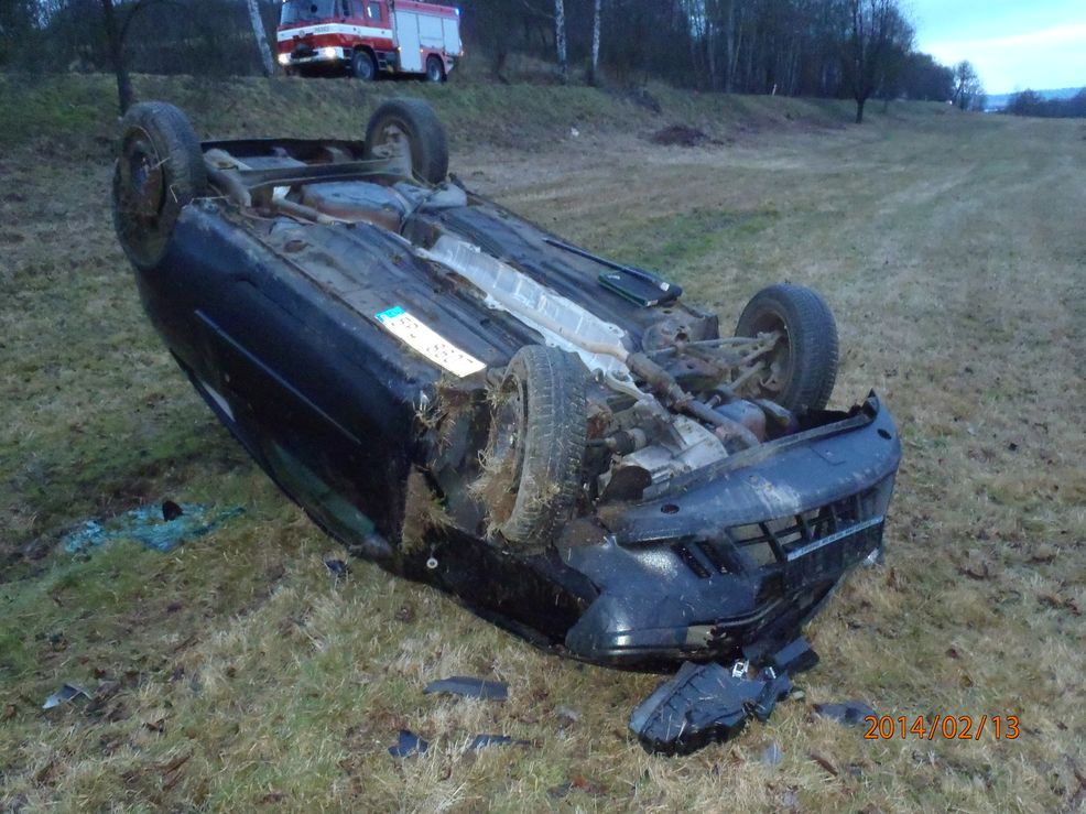 obrázek: Auto u Janovic skončilo na louce na střeše. Podívejte se