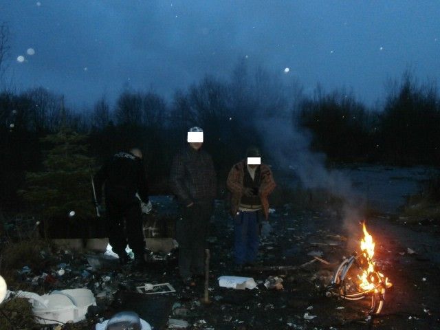 obrázek: Bezdomovci v Plzni pálili kočárek, kov chtěli odevzdat