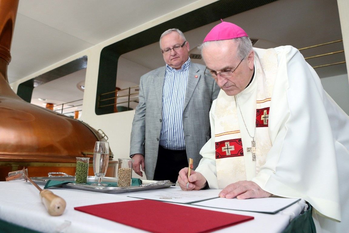 obrázek: Biskup Radkovský požehnal velikonočnímu pivu