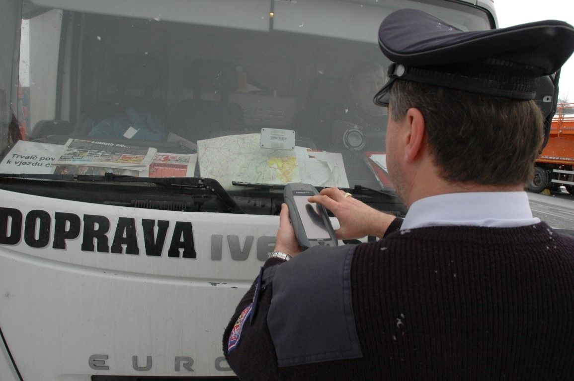 obrázek: Celníci loni chytili na dálnici D5 5700 aut bez mýta a známky