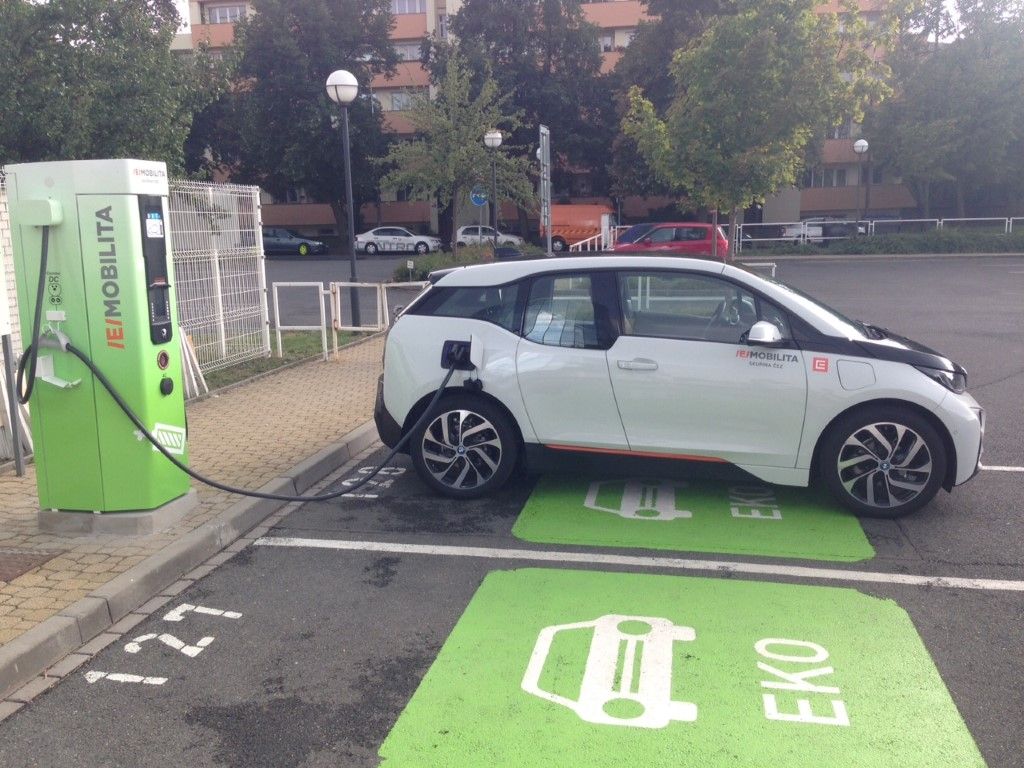 obrázek: ČEZ otevřel v Plzni rychlodobíjecí stanici pro elektromobily 