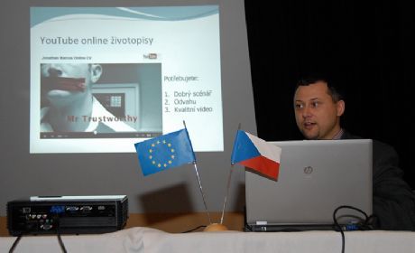 obrázek: Chcete lepší práci? Buďte aktivní na internetu!
