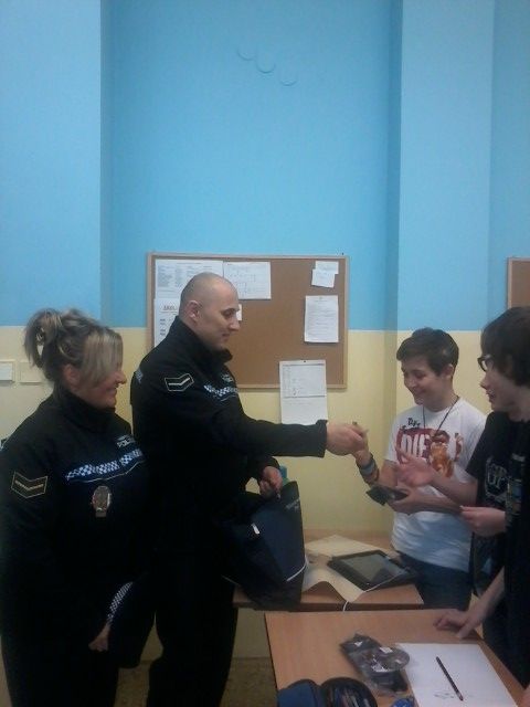 obrázek: Chlapci našli injekční stříkačky. Poděkovali jim strážníci