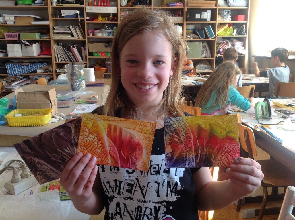 obrázek: Děti ze školy Martina Luthera malují novými technikami 