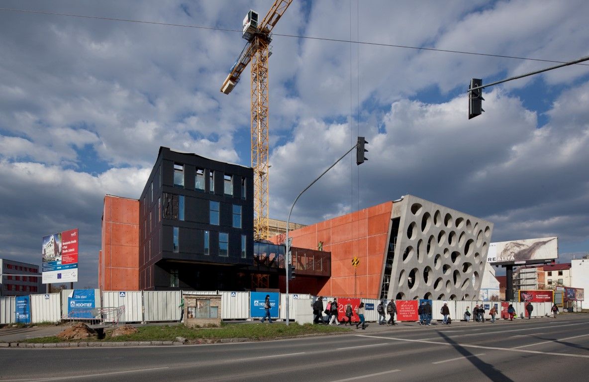 obrázek: Fasáda divadla v Plzni je největší betonová skulptura v ČR