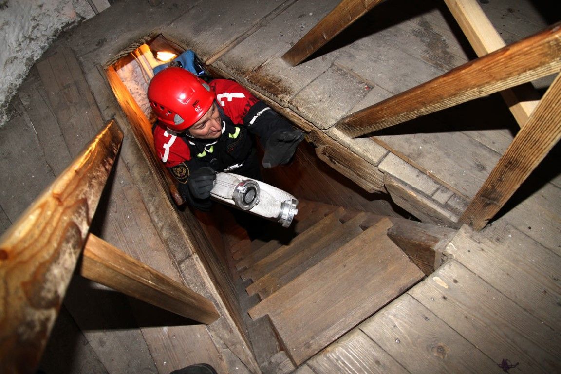 obrázek: Hasiči z celé republiky vybíhali s výstrojí na Domažlickou věž
