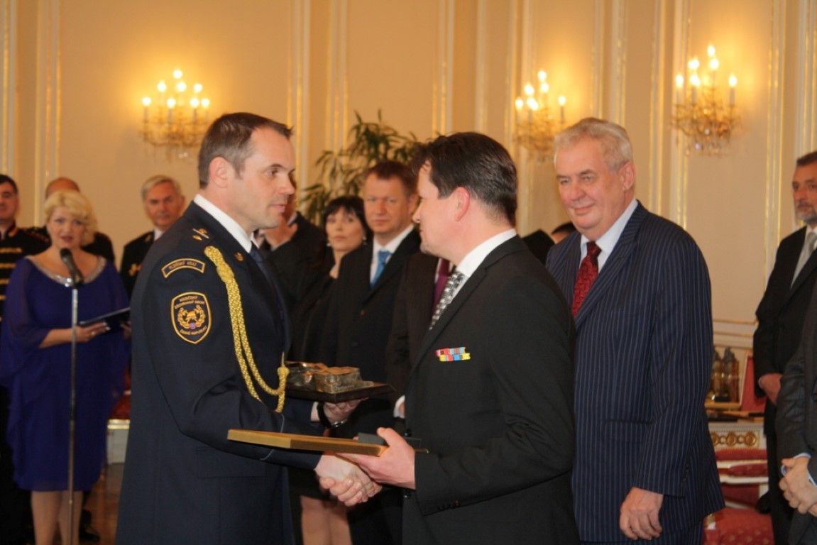 obrázek: Hasiči z Domažlic získali na Hradě Zlatý záchranářský kříž 