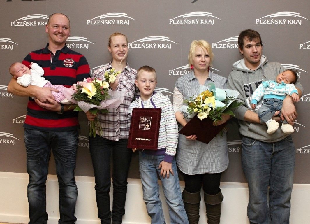 obrázek: Hejtman předal dary prvnímu letošnímu chlapci i holčičce