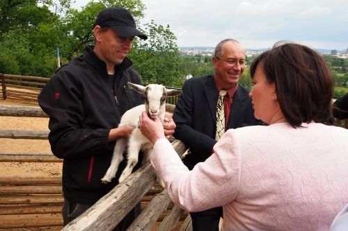 obrázek: Ivana Zemanová navštívila děti i nakrmila tučňáky