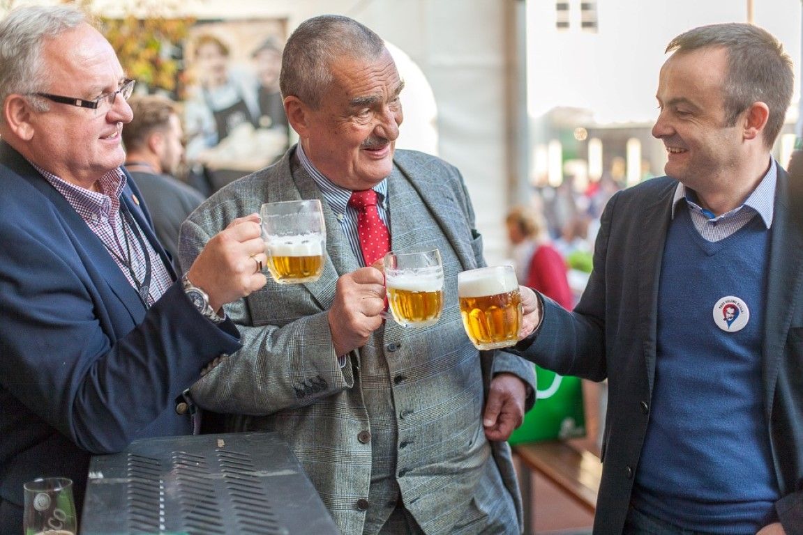 obrázek: K. Schwarzenberg se v Plzni projel na cyklobaru a zašel na pivo 