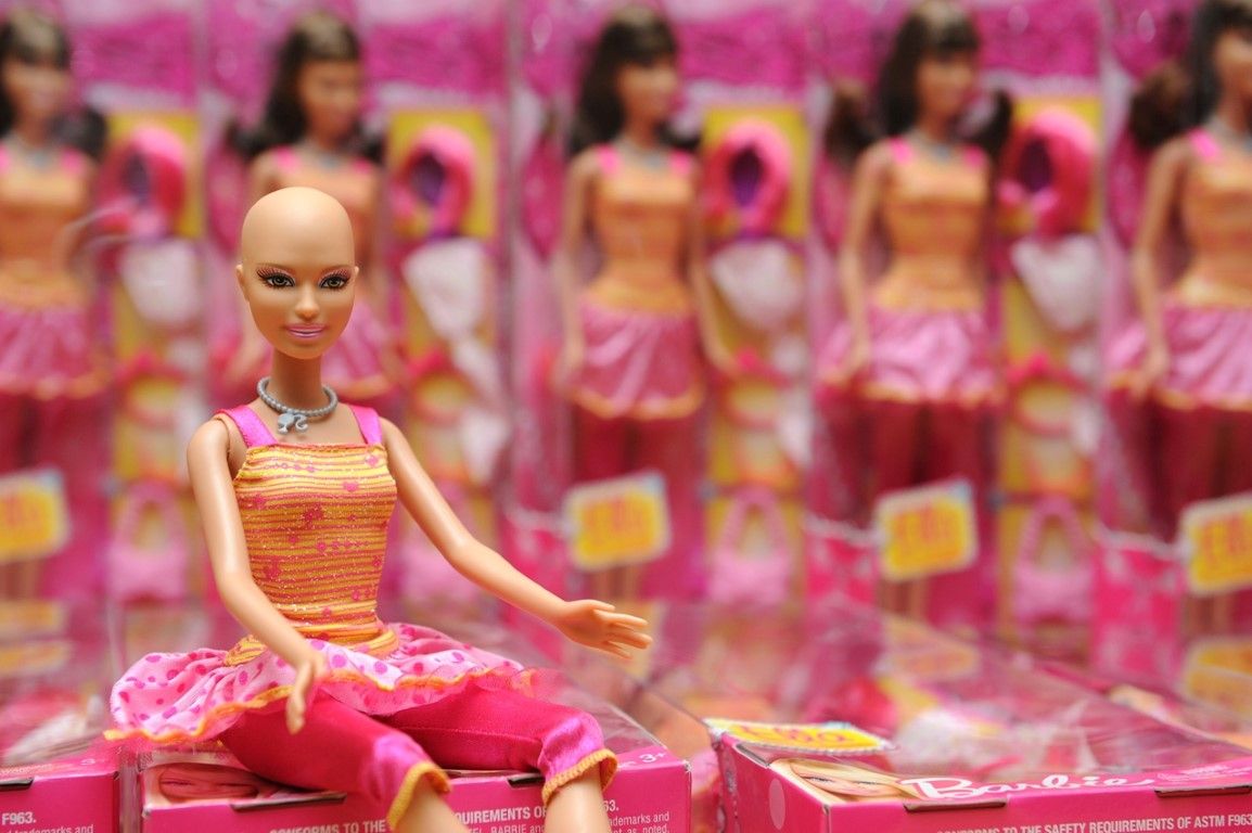 obrázek: Malé pacientky s leukémií si hrají s holohlavými barbínkami