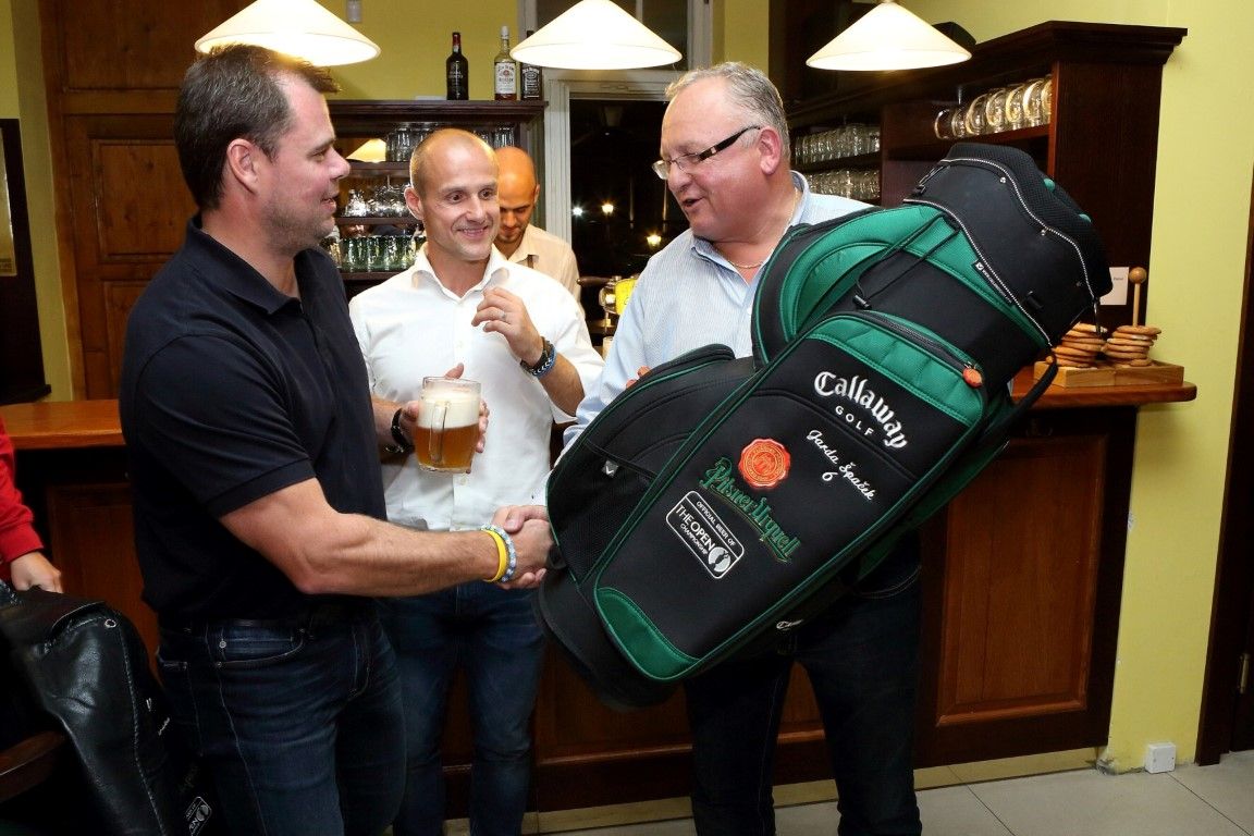 obrázek: Martin Straka a Jaroslav Špaček dostali golfové bagy se jmény