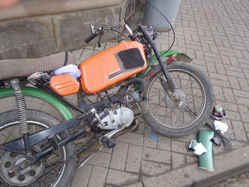 obrázek: Motorkář ve Stříbře boural s autem, skončil v nemocnici