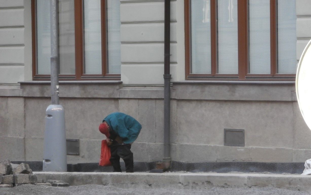 obrázek: Muž kálel na chodníku v centru Plzně. Do parku by nedošel