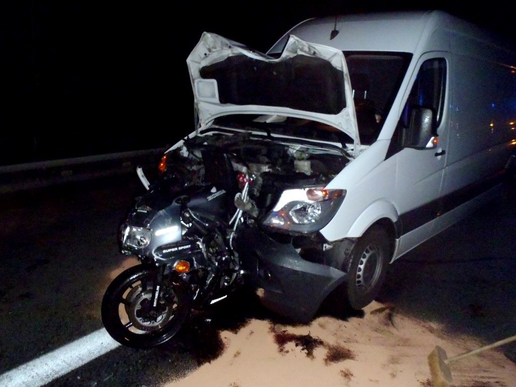 obrázek: Na dálnici u Cerhovic bourala dodávka, auto a motorkář