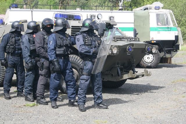 obrázek: Na letišti v Líních cvičilo několik stovek těžkooděnců