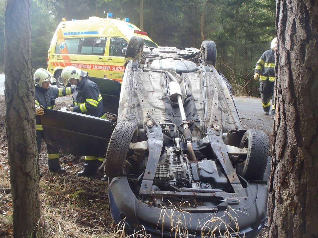 obrázek: Na Tachovsku narazilo auto do stromu, dvě zranění