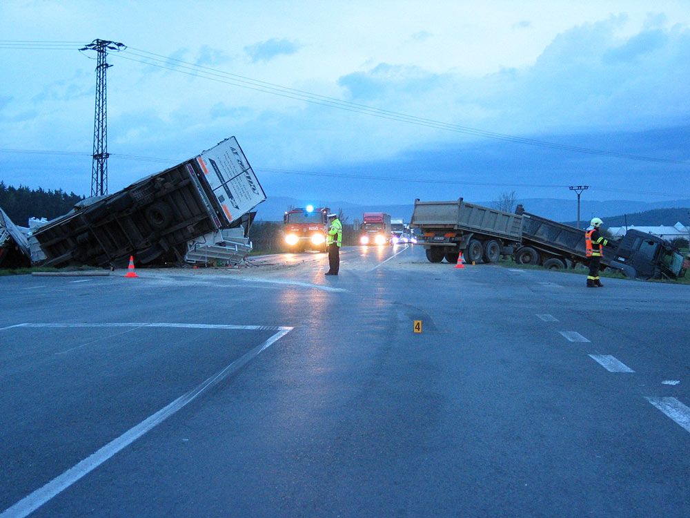 obrázek: Nehoda dvou kamionů u Meclova blokovala provoz