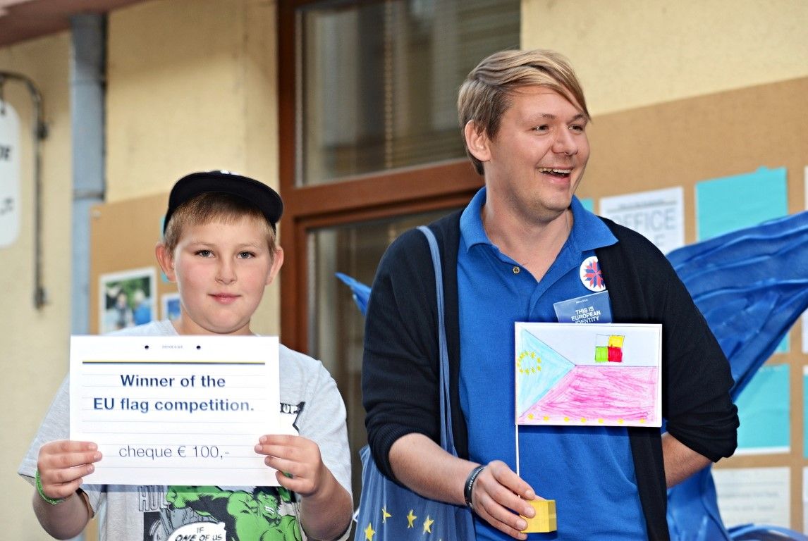 obrázek: Novou evropskou vlajku z Plzně navrhl žák z Domova dětí a mládeže