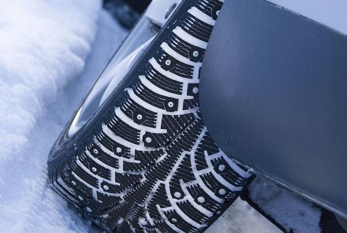 obrázek: Od soboty mají řidiči povinnost jet na zimních gumách