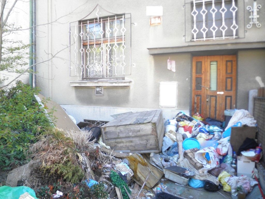 obrázek: Plzeňák vyhazuje odpad na zahradu, páchne a láká krysy