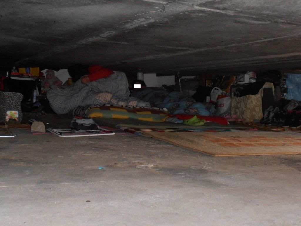 obrázek: Pod mostem v Lobezské ulici si ustlaly bezdomovkyně