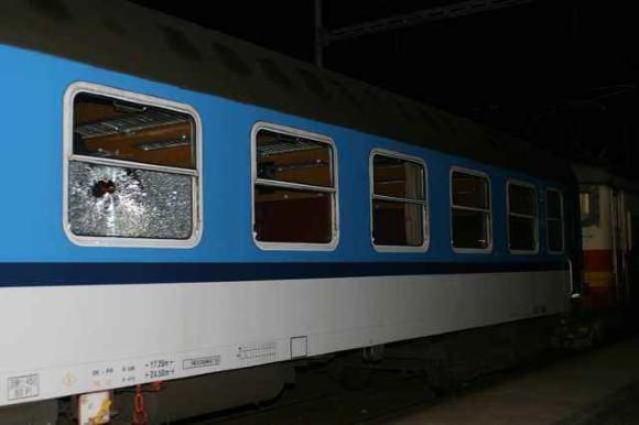 obrázek: Policisté pátrají. Kdo rozbil u Litic okno vlaku a zranil dítě? 