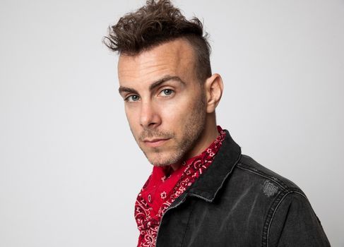 obrázek: Pozoruhodný izraelský písničkář Asaf Avidan vydává singl Over My Head. A míří sólo do Prahy!