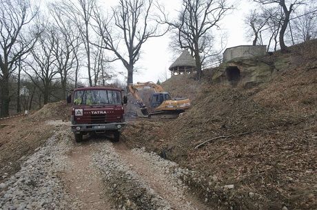 obrázek: První fáze výstavby expozice Stopy člověka v přírodě