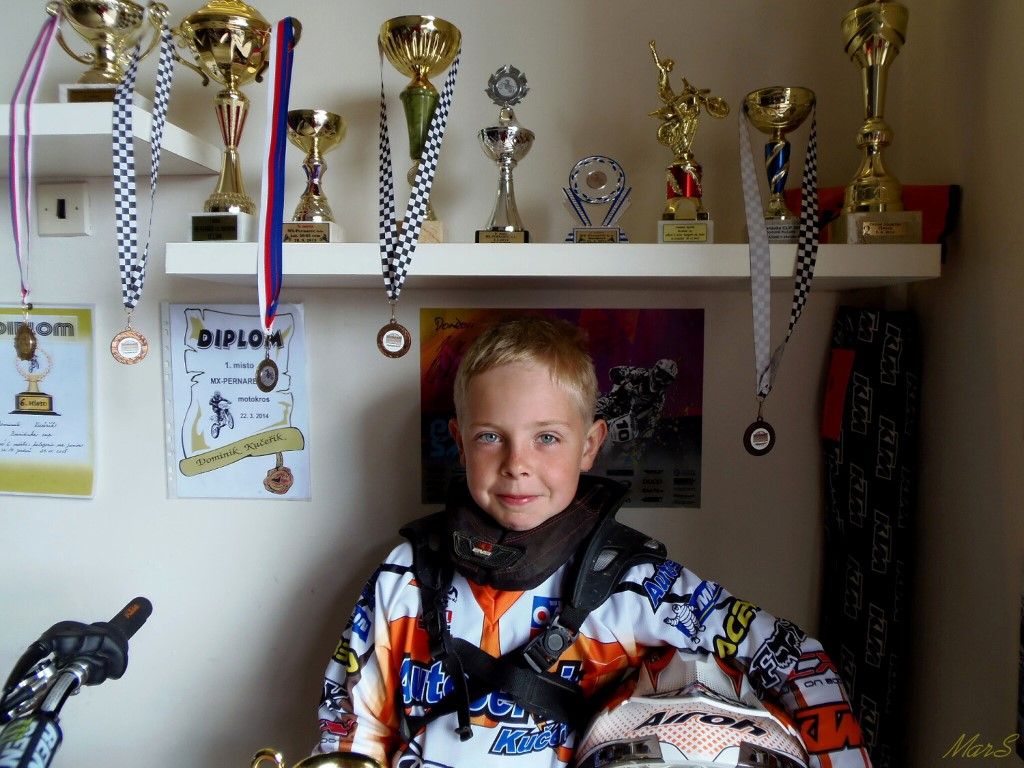 obrázek: Sedmiletý chlapec ze Stříbra sbírá poháry v motokrosu