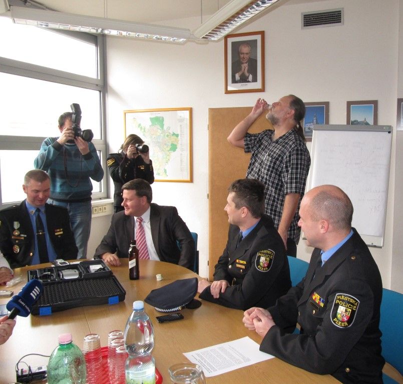 obrázek: Slovany ušetřily za volání. Strážníkům koupily alkotester 