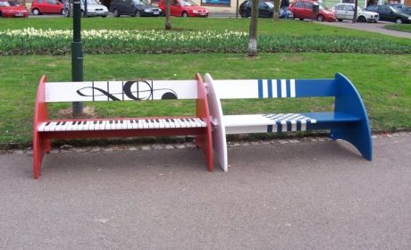 obrázek: Smetanovy sady opět rozzáří pestrobarevné lavičky