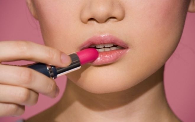 obrázek: Sokyně v lásce se porvaly, jedna druhé ukousla ret